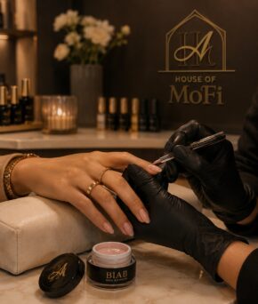 Elegante Manicure in een Luxe Schoonheidssalon