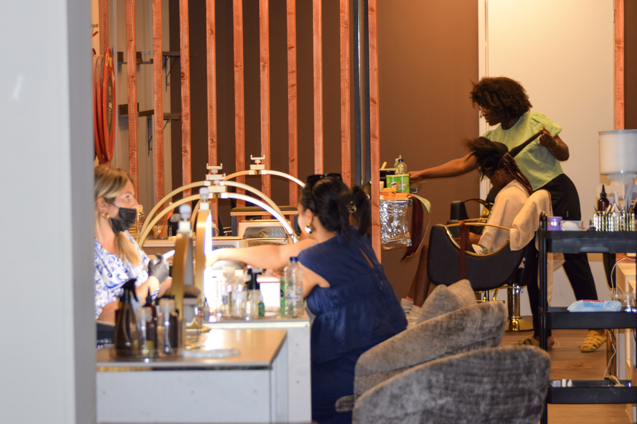 Luxe haarstyling in een moderne Nederlandse schoonheidssalon
