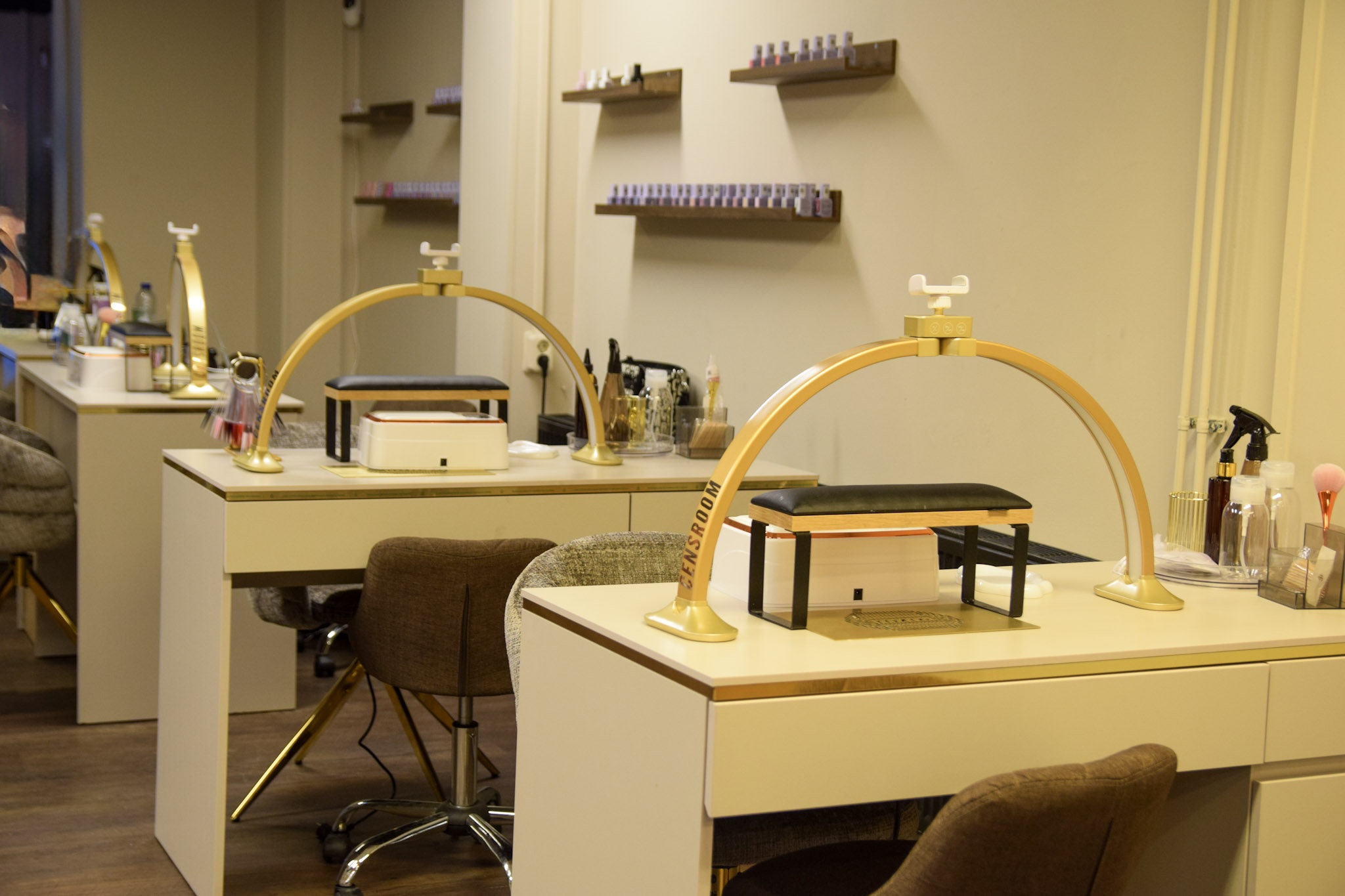 Luxe interieur van een schoonheidssalon met manicurestations